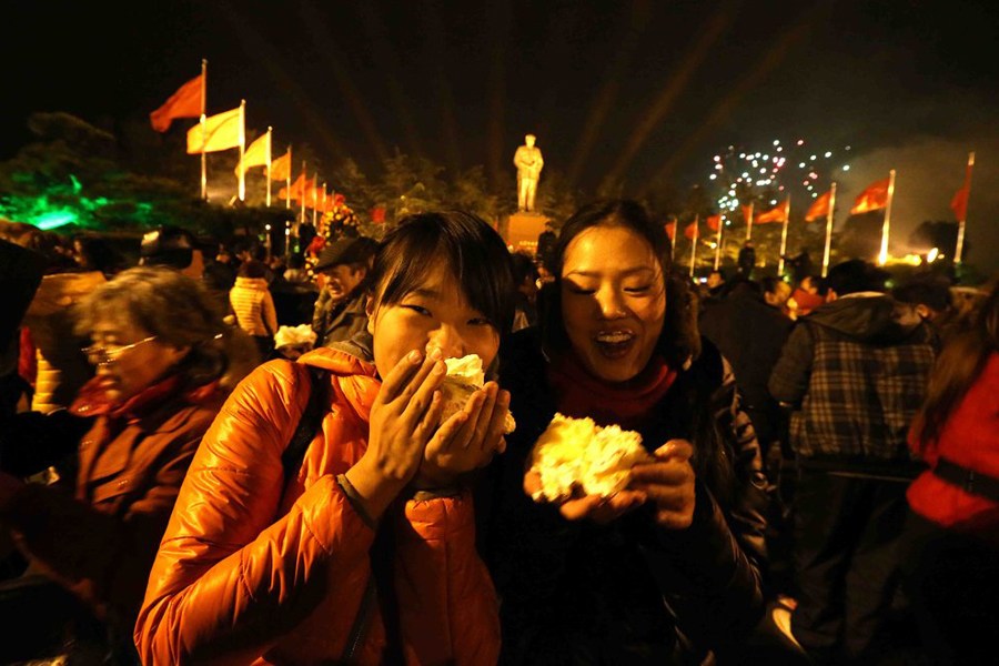 各地舉行毛澤東誕辰119周年紀(jì)念活動(dòng) 各地舉行毛澤東誕辰119周年紀(jì)念活動(dòng)