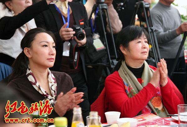 各地舉行毛澤東誕辰119周年紀(jì)念活動(dòng) 各地舉行毛澤東誕辰119周年紀(jì)念活動(dòng)