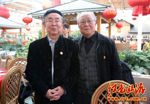 各地舉行毛澤東誕辰119周年紀(jì)念活動(dòng) 各地舉行毛澤東誕辰119周年紀(jì)念活動(dòng)