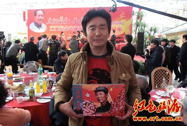 各地舉行毛澤東誕辰119周年紀(jì)念活動(dòng) 各地舉行毛澤東誕辰119周年紀(jì)念活動(dòng)