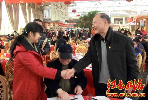 各地舉行毛澤東誕辰119周年紀(jì)念活動(dòng) 各地舉行毛澤東誕辰119周年紀(jì)念活動(dòng)