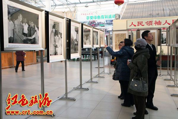 各地舉行毛澤東誕辰119周年紀(jì)念活動(dòng) 各地舉行毛澤東誕辰119周年紀(jì)念活動(dòng)