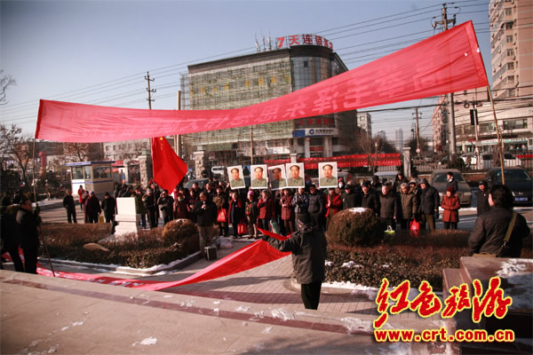 各地舉行毛澤東誕辰119周年紀(jì)念活動(dòng) 各地舉行毛澤東誕辰119周年紀(jì)念活動(dòng)