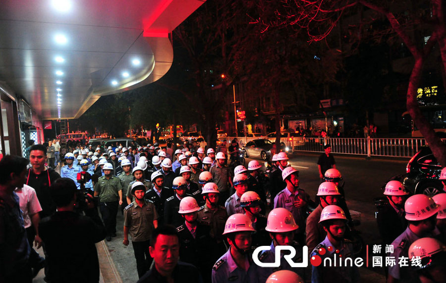 2012年12月26日晚，海南省三亞市，三亞市綜合行政執(zhí)法局河西大隊(duì)近百名城管上街執(zhí)法。