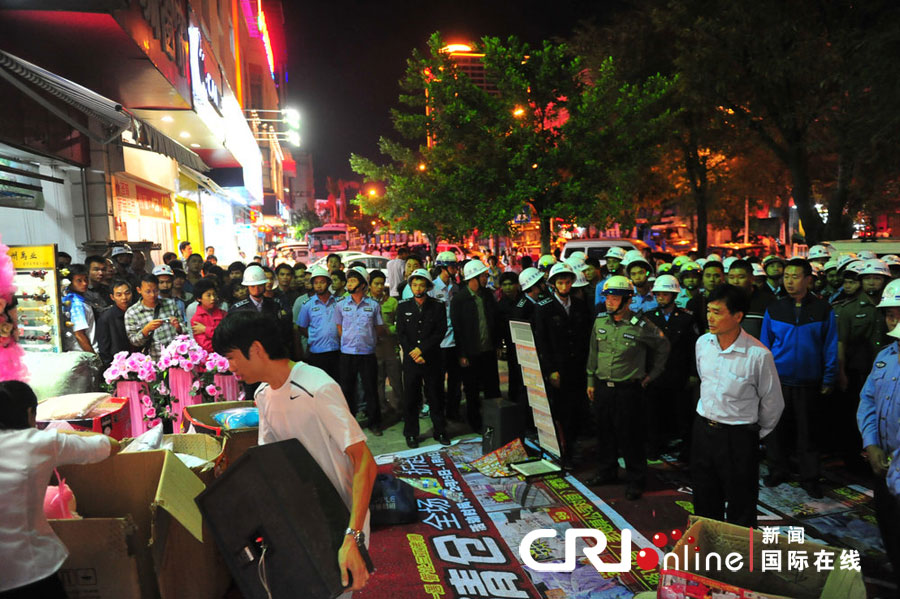 　2012年12月26日晚，海南省三亞市，三亞市綜合行政執(zhí)法局河西大隊(duì)近百名城管上街執(zhí)法。