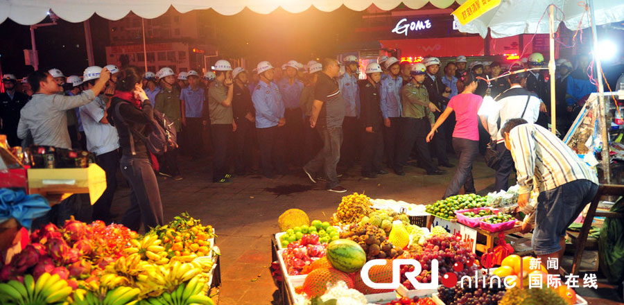 2012年12月26日晚，海南省三亞市，三亞市綜合行政執(zhí)法局河西大隊(duì)近百名城管上街執(zhí)法。