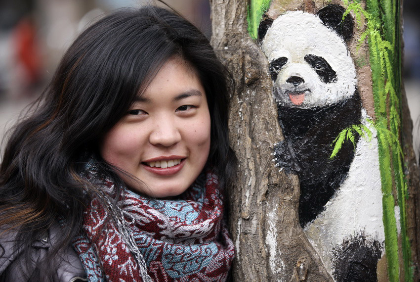 　3月1日，在河北省石家莊市九中街，王月與她的“樹洞畫”作品拍攝合影。