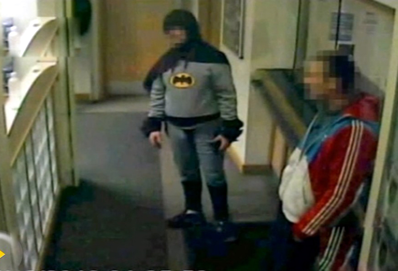 男子扮“蝙蝠俠”行俠仗義 將通緝犯送警局 男子扮“蝙蝠俠”行俠仗義 將通緝犯送警局