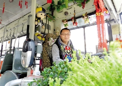 米奇、中國(guó)結(jié)、流氓兔、綠色植物、各種表情的小豬裝扮車廂