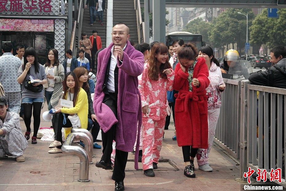 催眠師長沙街頭上演睡衣秀 催眠師長沙街頭上演睡衣秀