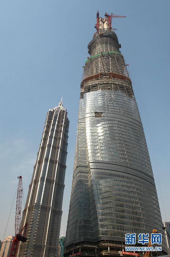 在建的國內(nèi)第一高樓“上海中心”（右）（4月11日攝）。