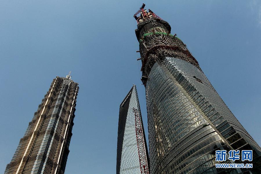 4月11日，正在建設中的“上海中心”（右）的高度已超過金茂大廈（左）和上海環(huán)球金融中心（中）。