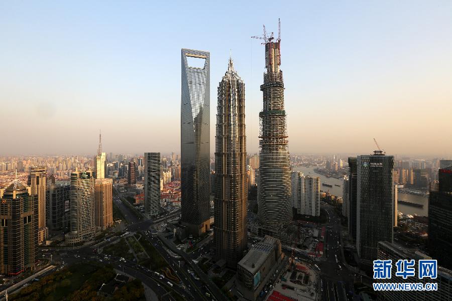 這是4月10日拍攝的上海陸家嘴，右側(cè)建設中的超高層建筑為上海中心大廈。