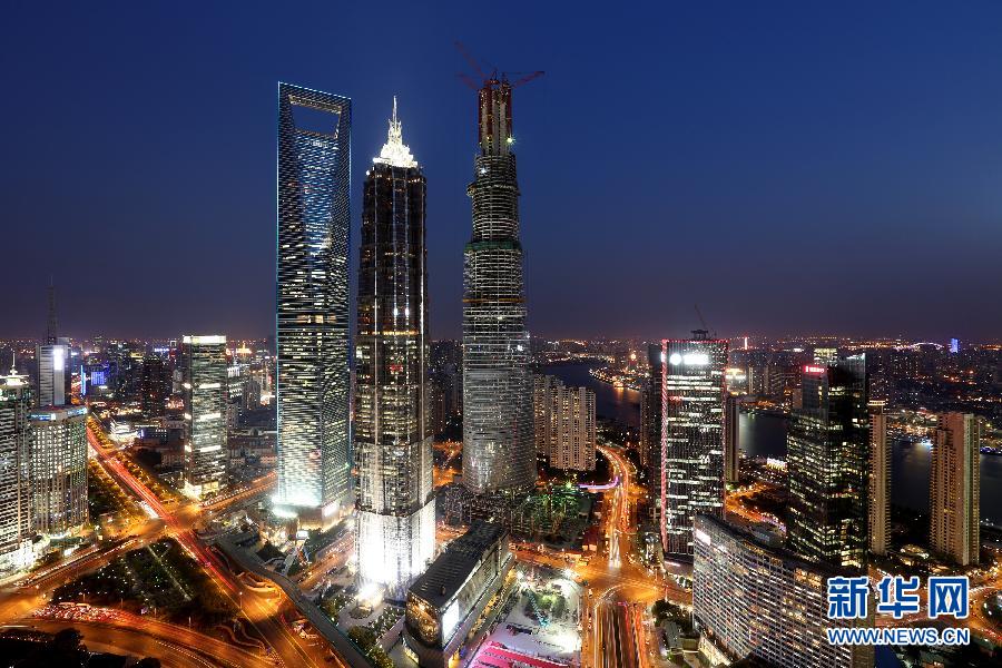 4月10日拍攝的上海陸家嘴，右側(cè)建設中的超高層建筑為上海中心大廈。