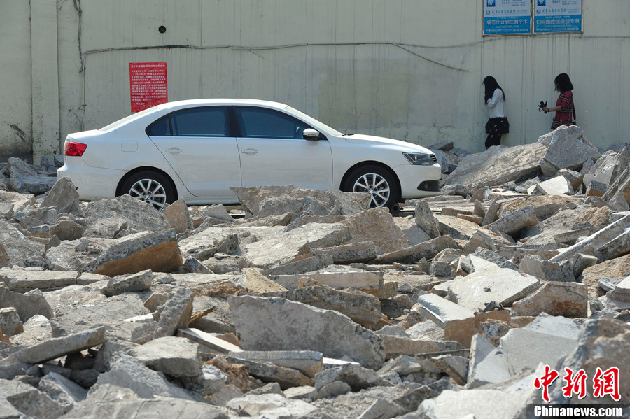 太原:施工現(xiàn)場(chǎng)現(xiàn)“釘子車” 車主十余天未現(xiàn)身 太原:施工現(xiàn)場(chǎng)現(xiàn)“釘子車” 車主十余天未現(xiàn)身