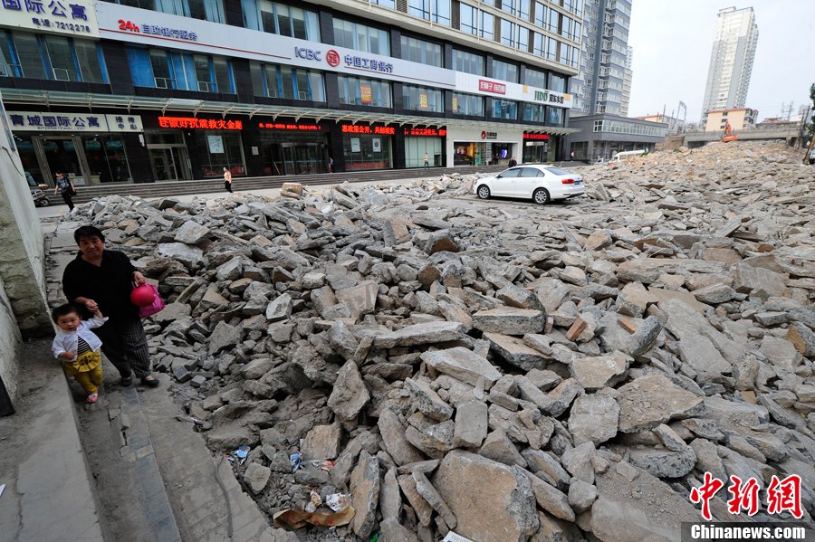 太原:施工現(xiàn)場(chǎng)現(xiàn)“釘子車” 車主十余天未現(xiàn)身 太原:施工現(xiàn)場(chǎng)現(xiàn)“釘子車” 車主十余天未現(xiàn)身