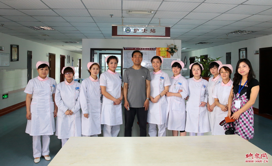 護(hù)士們得知采訪的記者是來自河南，非要一起合影留念