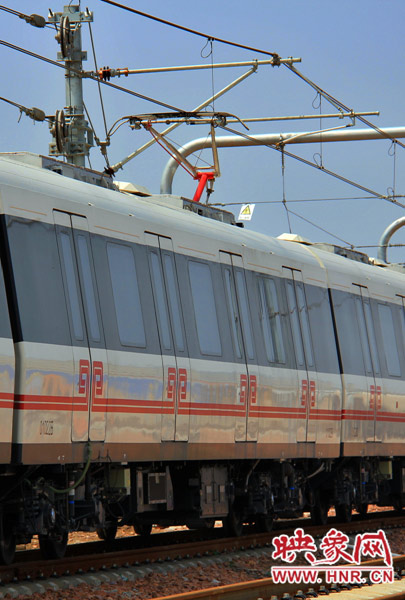 調(diào)試中的地鐵，電線已經(jīng)抬起充電