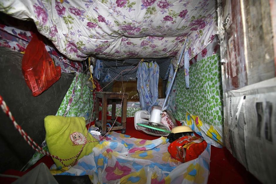 今年地窖挖成。6月12日22時左右，陳小龍在嘉興市經(jīng)濟(jì)技術(shù)開發(fā)區(qū)(國際商務(wù)區(qū))玉都豪匯KTV門口，以拉客為由，將18歲安徽女孩郭某，用三輪電動車載到僻靜處，以水果刀、電棍威脅，將她雙手雙腳綁住，嘴巴封住。強(qiáng)行帶到出租屋地窖內(nèi)，用鎖鏈鎖住。期間，陳小龍多次強(qiáng)奸女孩。