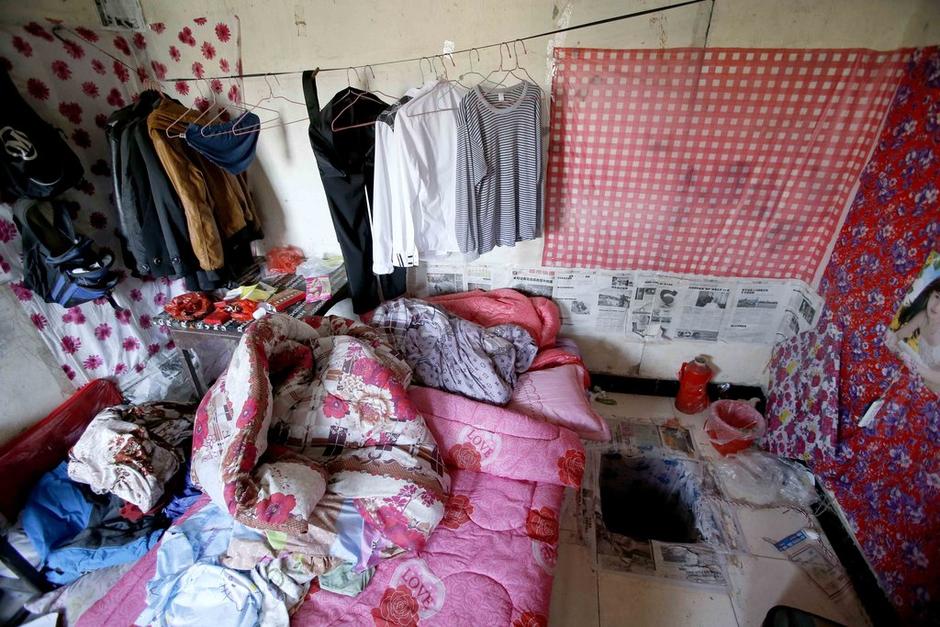 女孩利用隨身攜帶的指甲刀，一點點將身上鎖鏈磨斷，6月23日，她掙脫鎖鏈，跑到氣窗大喊救命，周圍居民聞聲報警，女孩11天的地獄經(jīng)歷才告結(jié)束。