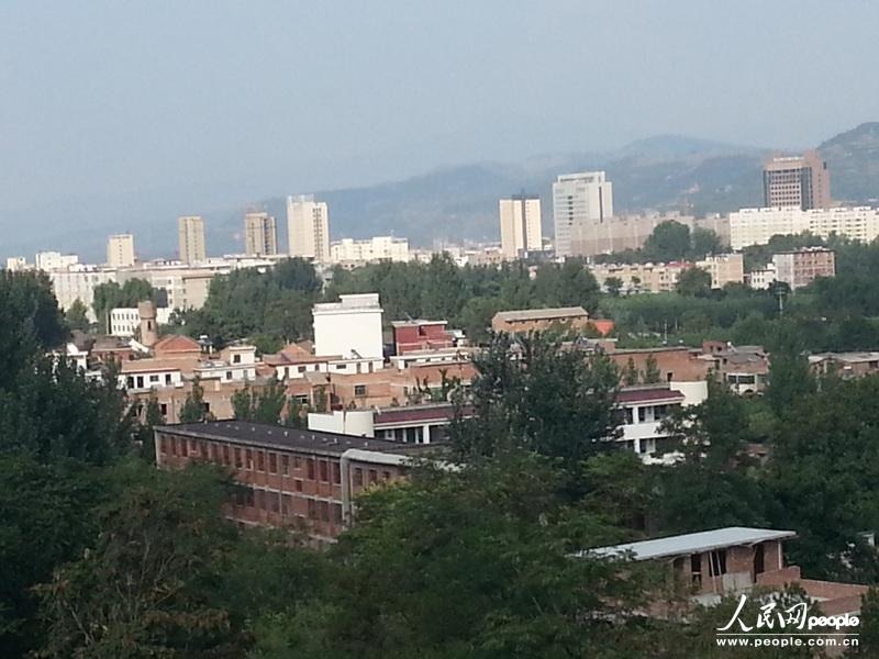 圖為盧氏縣委的土坯辦公房在高樓林立的縣城很不起眼。圖片來源：人民網(wǎng)