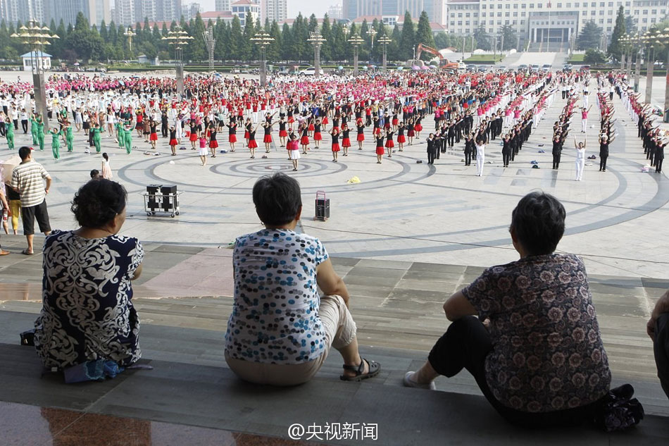 河南駐馬店兩千人高溫下齊跳廣場舞 河南駐馬店兩千人高溫下齊跳廣場舞