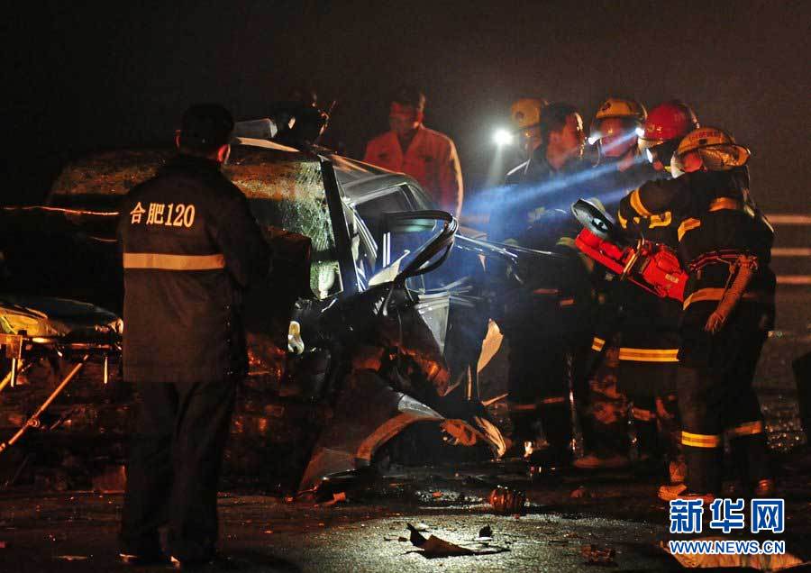 2013年1月9日，合肥，事故現(xiàn)場(chǎng)，兩輛受損車輛已經(jīng)全部變形