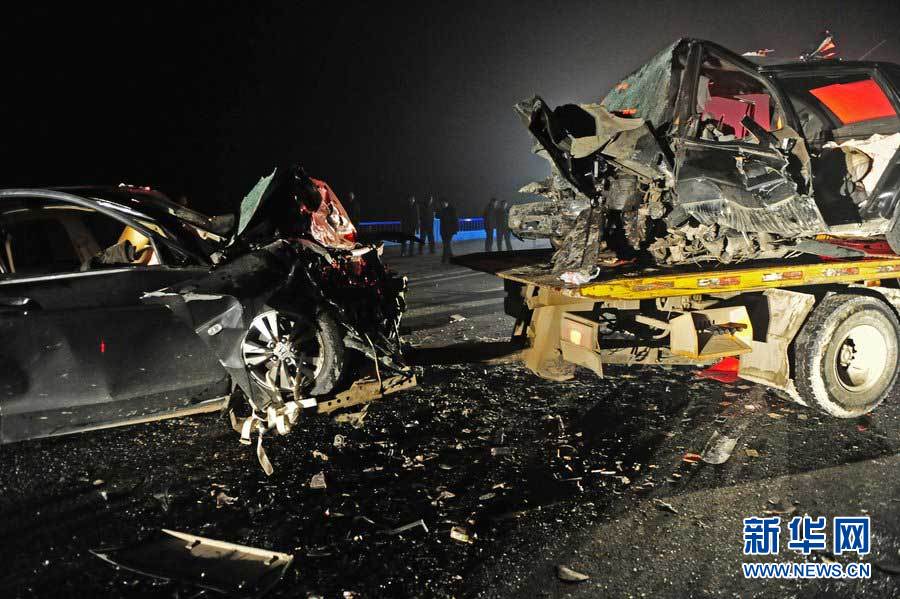 2013年1月9日，合肥，事故現(xiàn)場(chǎng)，兩輛受損車輛已經(jīng)全部變形