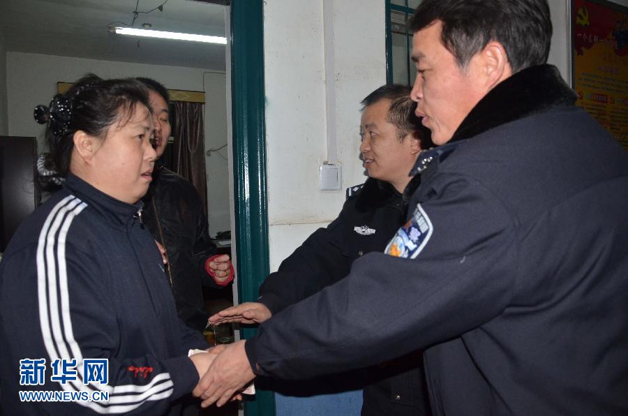 (中國(guó)網(wǎng)事·新華網(wǎng)·圖文互動(dòng))(1)務(wù)工者萬(wàn)元現(xiàn)金掉入列車便池散落鐵軌 民警冒雨沿路撿回 (中國(guó)網(wǎng)事·新華網(wǎng)·圖文互動(dòng))(1)務(wù)工者萬(wàn)元現(xiàn)金掉入列車便池散落鐵軌 民警冒雨沿路撿回