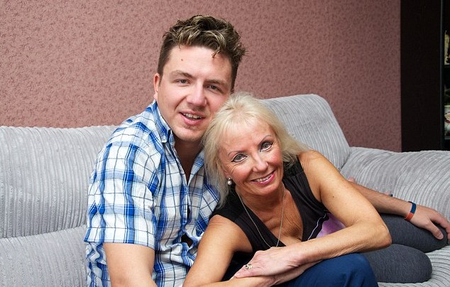 英67歲老婦隆胸后與29歲小伙相戀 英67歲老婦隆胸后與29歲小伙相戀