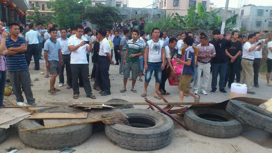 網(wǎng)曝海南三亞暴力強(qiáng)拆 村民下跪求情 網(wǎng)曝海南三亞暴力強(qiáng)拆 村民下跪求情