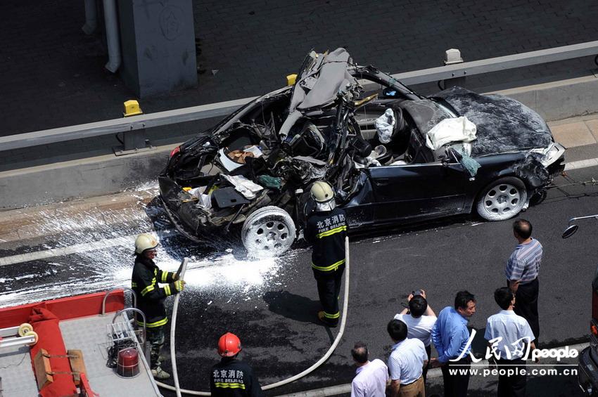 北京大客車追尾碾壓奧迪司機(jī)被困車中。