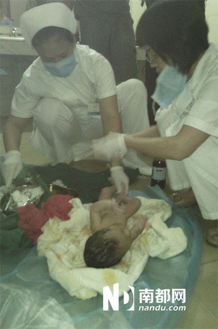 新生男嬰頭腳對(duì)折被棄公廁 新生男嬰頭腳對(duì)折被棄公廁