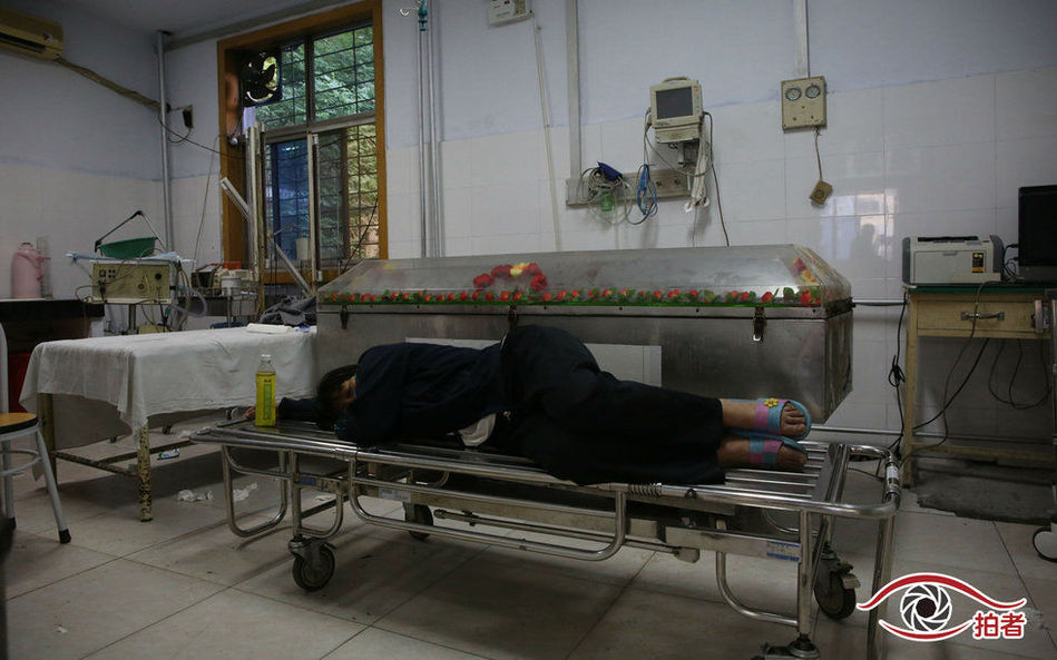 一女生高考途中墜排水溝 一女生高考途中墜排水溝