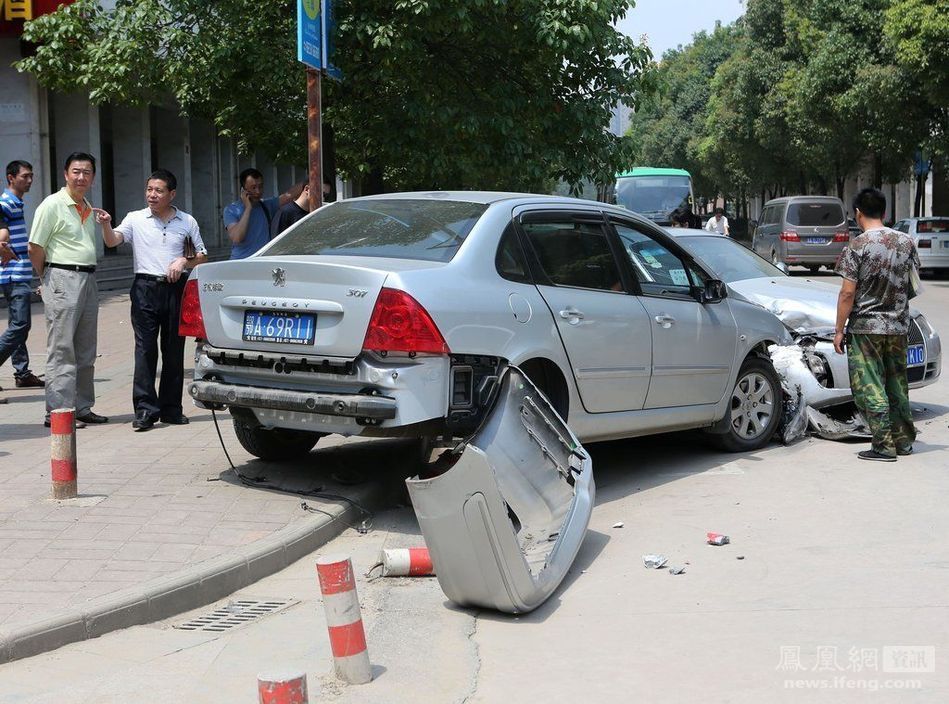 90后癮君子"毒駕"連撞7車 90后癮君子"毒駕"連撞7車