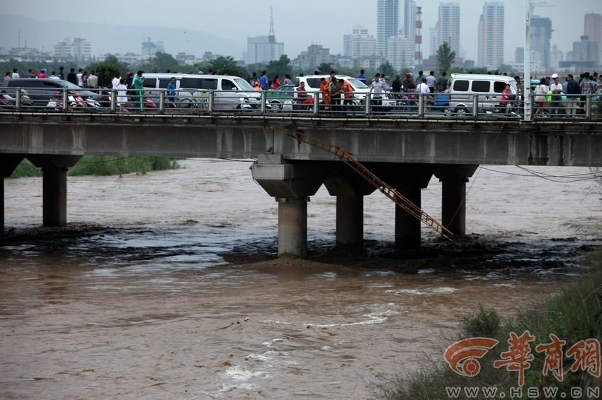 男子被洪水沖走。