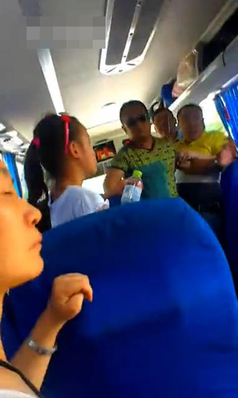 導(dǎo)游持刀逼購(gòu)物:“不買弄死你” 導(dǎo)游持刀逼購(gòu)物:“不買弄死你”