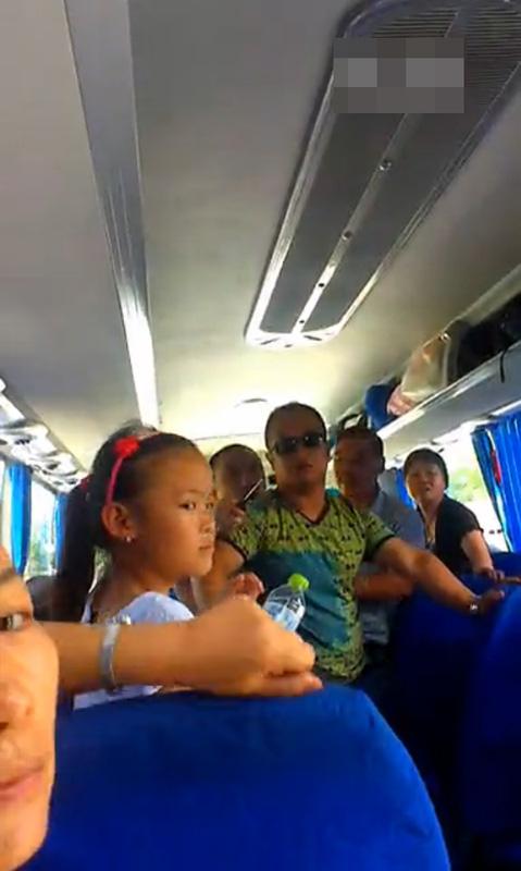 導(dǎo)游持刀逼購(gòu)物:“不買弄死你” 導(dǎo)游持刀逼購(gòu)物:“不買弄死你”