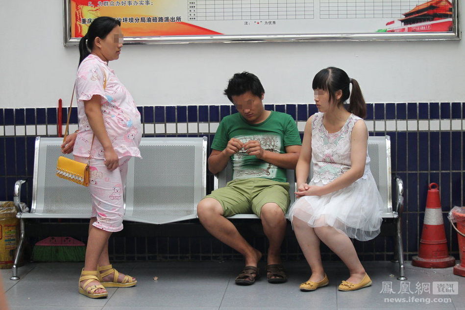 派出所內(nèi)的小三與原配 派出所內(nèi)的小三與原配