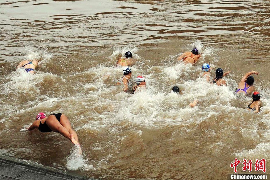 圖為參加搶渡賽的女選手們劈波斬浪。中新社發(fā) 張暢 攝