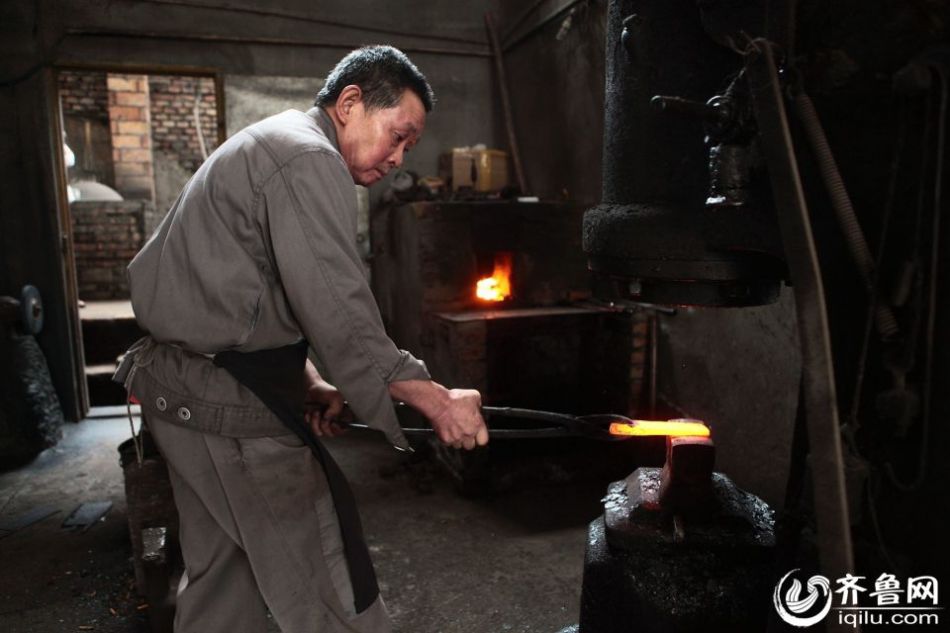 實拍最后的打鐵匠 一把手工菜刀賺六塊錢 實拍最后的打鐵匠 一把手工菜刀賺六塊錢