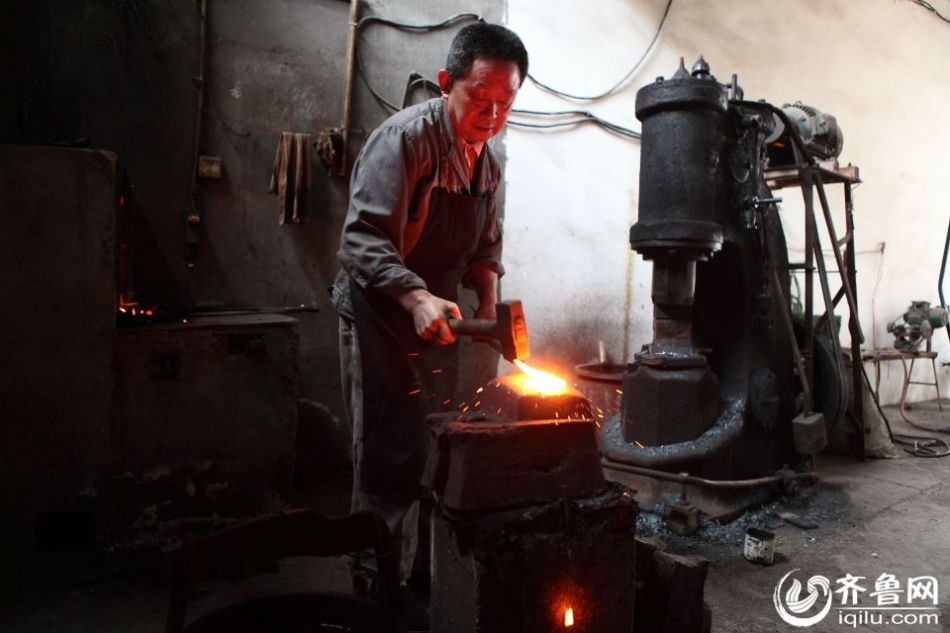 實拍最后的打鐵匠 一把手工菜刀賺六塊錢 實拍最后的打鐵匠 一把手工菜刀賺六塊錢