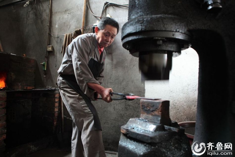 實拍最后的打鐵匠 一把手工菜刀賺六塊錢 實拍最后的打鐵匠 一把手工菜刀賺六塊錢