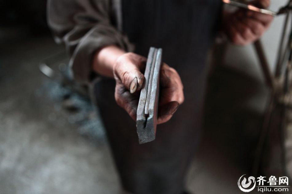 實拍最后的打鐵匠 一把手工菜刀賺六塊錢 實拍最后的打鐵匠 一把手工菜刀賺六塊錢