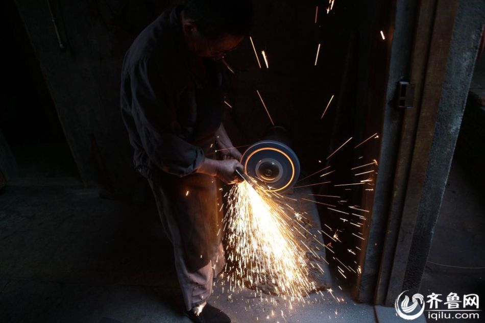 實拍最后的打鐵匠 一把手工菜刀賺六塊錢 實拍最后的打鐵匠 一把手工菜刀賺六塊錢