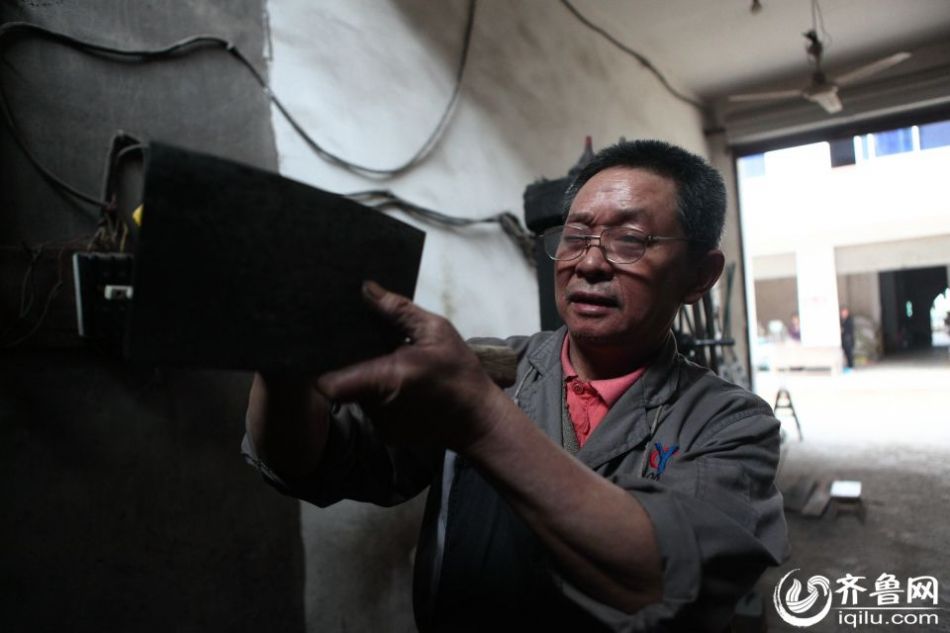 實拍最后的打鐵匠 一把手工菜刀賺六塊錢 實拍最后的打鐵匠 一把手工菜刀賺六塊錢