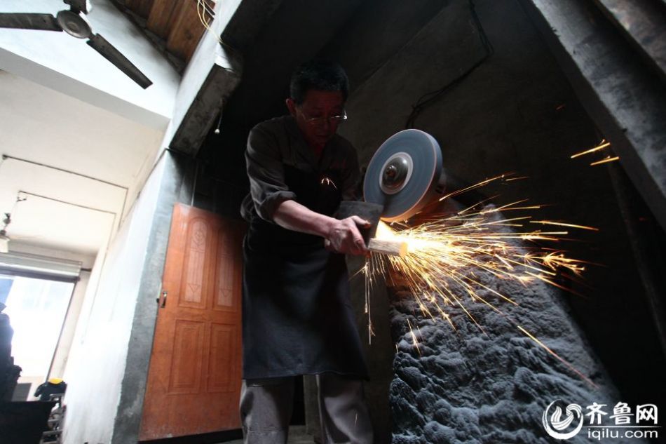 實拍最后的打鐵匠 一把手工菜刀賺六塊錢 實拍最后的打鐵匠 一把手工菜刀賺六塊錢