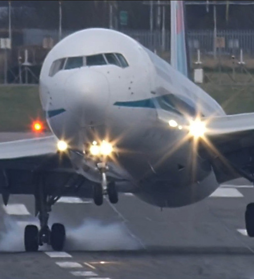 英國客機(jī)驚險降落