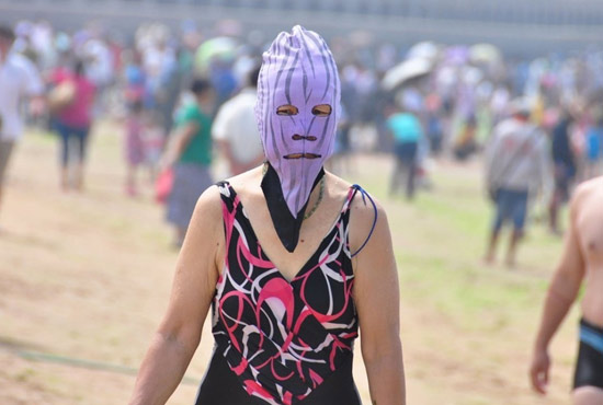 2013年7月3日，山東青島青島高溫來襲，“青島大媽”不懼滸苔，戴著“強盜面具”出現(xiàn)在海水浴場消暑降