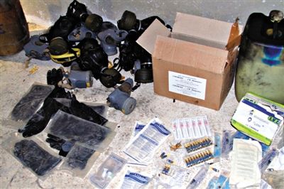 24日，敘利亞政府對外展示在大馬士革朱巴爾區(qū)破獲的反對派軍火庫中的化學(xué)制劑。新華社發(fā)